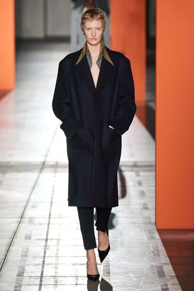 Look 18